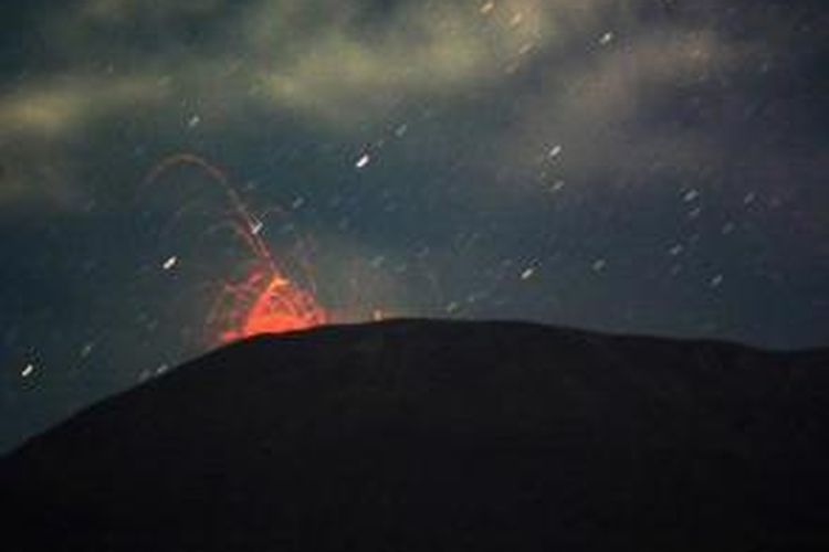 Erupsi Gunung Slamet terlihat dari Sumbang, Banyumas, Jawa Tengah, 16 Agustus 2014.