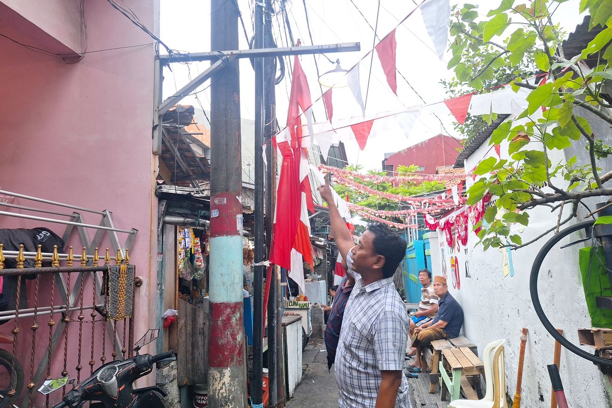 Ketua RT 01, RW 01, Warakas, Tanjung Priok, Jakarta Utara, bernama Sujarwo, laporkan ketua RW-nya ke kantor polisi.