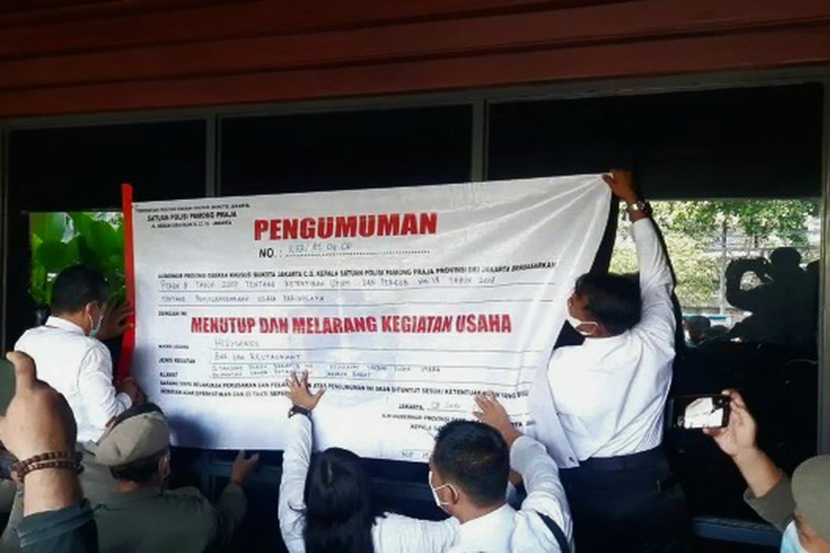 Satuan Polisi Pamong Praja (Satpol PP) DKI Jakarta resmi menyegel outlet Holywings Grounds yang berada di Jalan Tanjung Duren Barat III, Tanjung Duren Utara, Grogol Petamburan, Jakarta Barat, pada Selasa (28/6/2022).