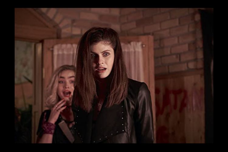 Alexandra Daddario berperan sebagai Alexis dalam film We Summon the Darkness (2019)