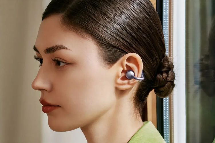 Ilustrasi penggunaan earphone open-air Huawei FreeClip di telinga