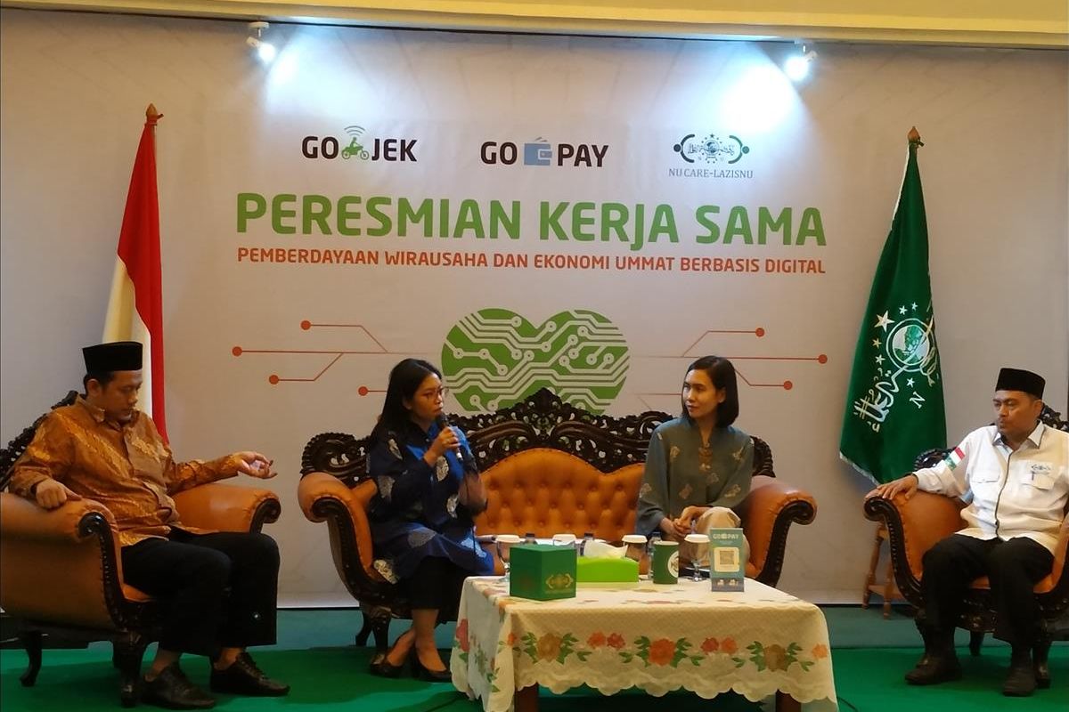 Ketua Lembaga Amil Zakat Infaq dan Sedekah Nahdlatul Ulama (NU Care-LazisNU) Achmad Sudrajat (kanan) menjabarkan alasan kerja sama dengan dompet digital, Go-Pay dalam sistem Go-Jek di Jakarta, Selasa (16/7/2019).