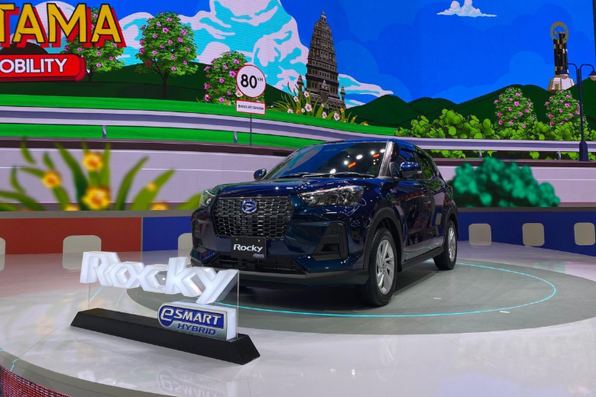 Rocky e-Smart Hybrid tampil perdana di GIIAS 2025. SUV compact ini sepenuhnya digerakkan motor listrik dengan mesin bensin sebagai generator, menawarkan efisiensi bahan bakar hingga 34,8 km/l dan fitur berkendara canggih 
