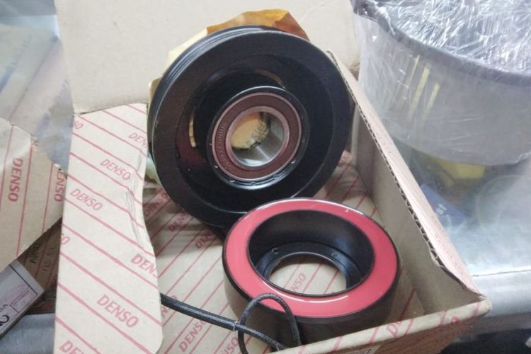 Magnetic clutch pada AC mobil.