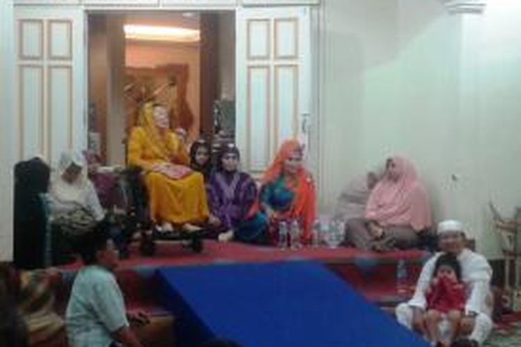 Sinta Nuriyah Abdurrahman Wahid, saat memberikan ceramah agama dalam acara buka bersama keliling di Kabupaten Jember, Jawa Timur, Jumat (18/7/2014).