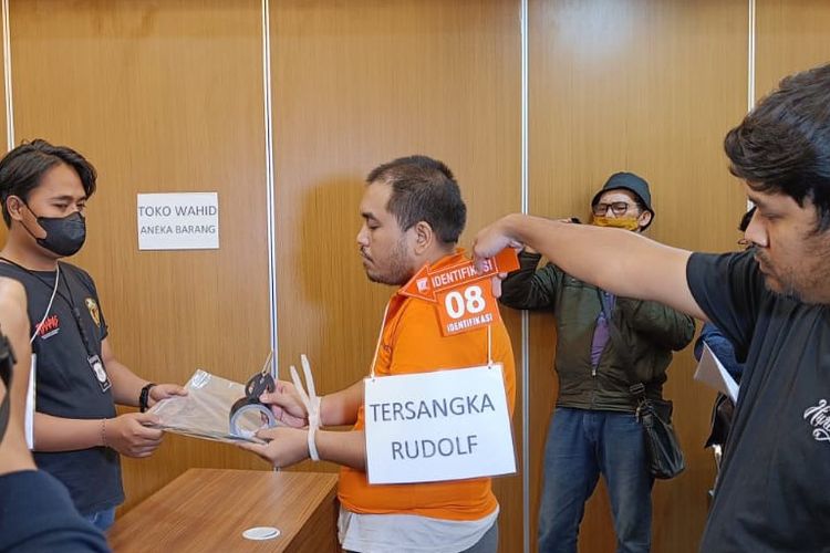 Tersangka Christian Rudolf Tobing mengikuti proses rekonstruksi kasus pembunuhan perempuan yang jasadnya ditemukan di Tol Becakayu, Rabu (7/12/2022) di Mapolda Metro Jaya. 
