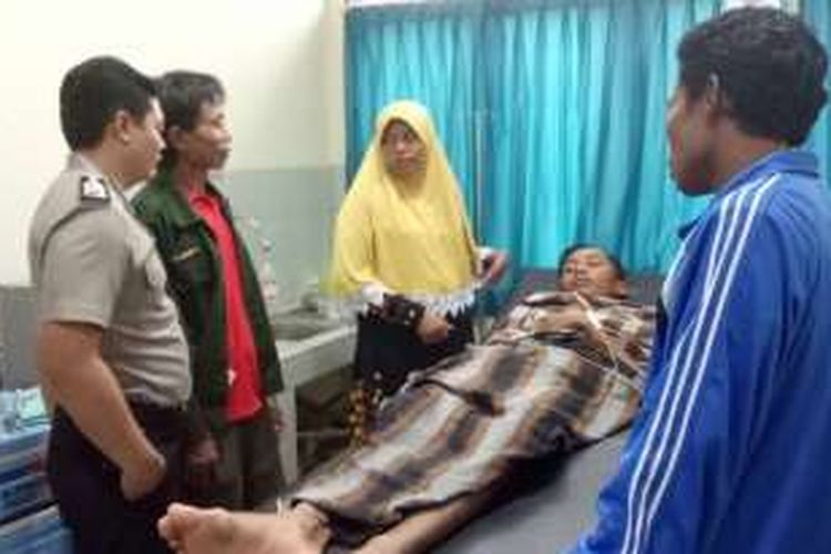 Joko Purnomo (18) pemuda Desa Plompong, Sirampog, Brebes Jawa Tengah yang dikabarkan hilang dan ditemukan mengambang di sungai terbaring di Ruang perawatan RSUD Bumiayu, Brebes.