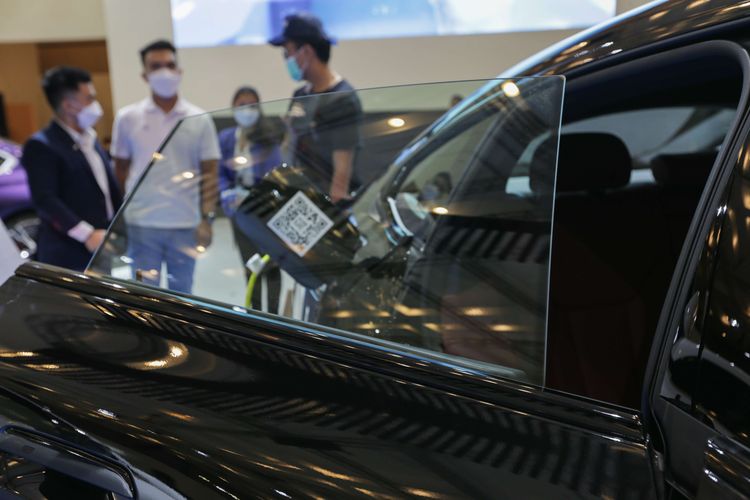 Kaca frameless mobil listrik BMW i4 dipamerkan pada ajang Gaikindo Indonesia International Auto Show (GIIAS) yang digelar di ICE, BSD, Tangerang Selatan.