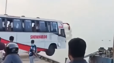Video Detik-detik Bus Terjun ke Sungai Saat Mau Naik Feri di Bangladesh, 24 Penumpang Tewas, Puluhan Lainnya Hilang