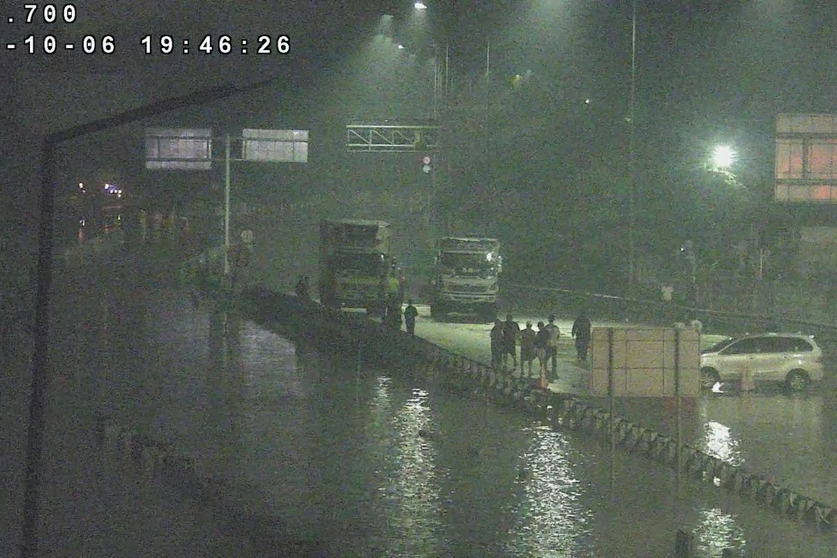 Ruas Jalan Tol Serpong - Pondok Aren atau Tol BSD masih ditutup akibat banjir, Kamis (6/10/2022).