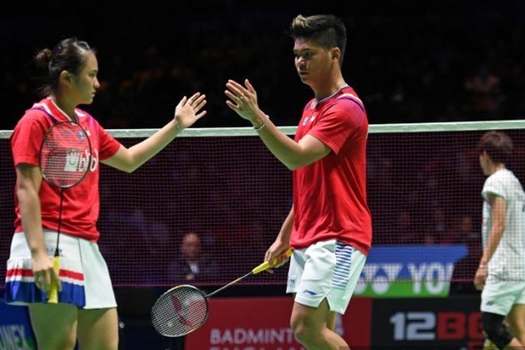 Pasangan ganda campuran Indonesia, Praveen Jordan/Melati Daeva Oktavianti, ketika tampil pada final All England 2020 melawan wakil Thailand, Dechapol Puavaranukroh/Sapsiree Taerattanachai, di Arena Birmingham, Inggris, Minggu (15/3/2020). 