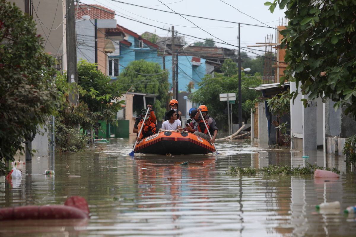 Tim SAR mengevakuasi korban banjir di perumahan Villa Jatirasa, Jatiasih, Kota Bekasi, Jawa Barat, Minggu (25/10/2020). Banjir akibat luapan Kali Cikeas dan Kali Cileungsi--induk Kali Bekasi--, dengan ketinggian 60 sentimeter hingga dua meter ini melanda sejumlah perumahan pada Sabtu (24/10/2020) pukul 23.00 WIB. 