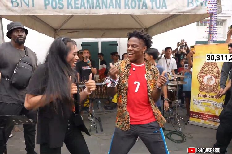 Youtuber IShowSpeed ikut bergoyang saat berkunjung ke Indonesia dan melakukan live streaming di Kota Tua, Jakarta Barat