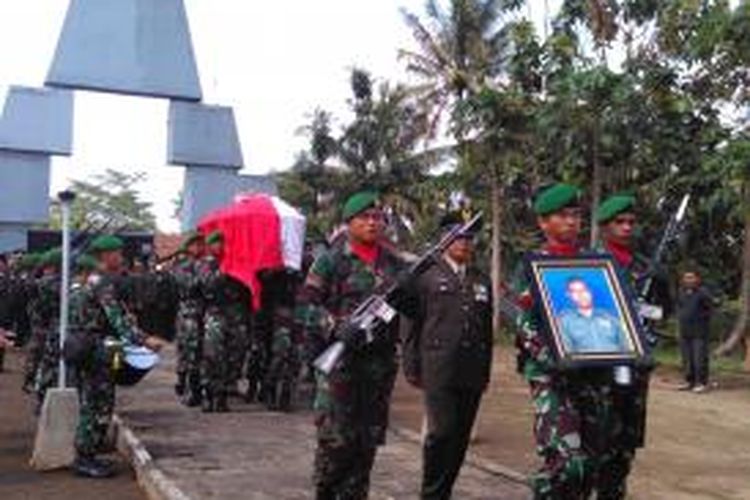 Prosesi Pemakaman Mayor Infanteri Jhon Eliwod De Fretes, yang telah diangkat menjadi Letkol Infanteri Anumerta, di TMP Giridharmoloyo, Kota Magelang, Rabu (2/12/2015).