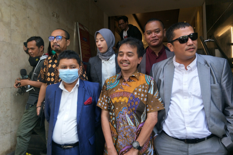Eks Menteri Pemuda dan Olahraga (Menpora) Roy Suryo bersama tim kuasa hukumnya usai menjalani pemeriksaan sebagai pelapor di Mapolda Metro Jaya, Senin (11/7/2022).