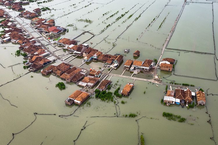 Foto udara permukiman penduduk yang terkepung air laut akibat abrasi di Desa Timbulsloko, Sayung, Demak, Jawa Tengah, Kamis (14/3/2019). Abrasi yang mengikis garis pantai Kabupaten Demak sekitar tahun 1995 berdampak pada peralihan fungsi lahan setempat yang awalnya merupakan areal pertanian produktif berangsur menjadi tambak ikan dan sebagian kini telah menjadi perairan akibat kenaikan permukaan air laut disertai penurunan permukaan tanah mencapai sekitar 10 sentimeter per tahun.