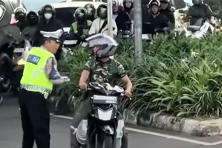 Pemotor Berbaju Loreng Terobos Lampu Merah, lalu Cekcok dengan Polisi di Cawang