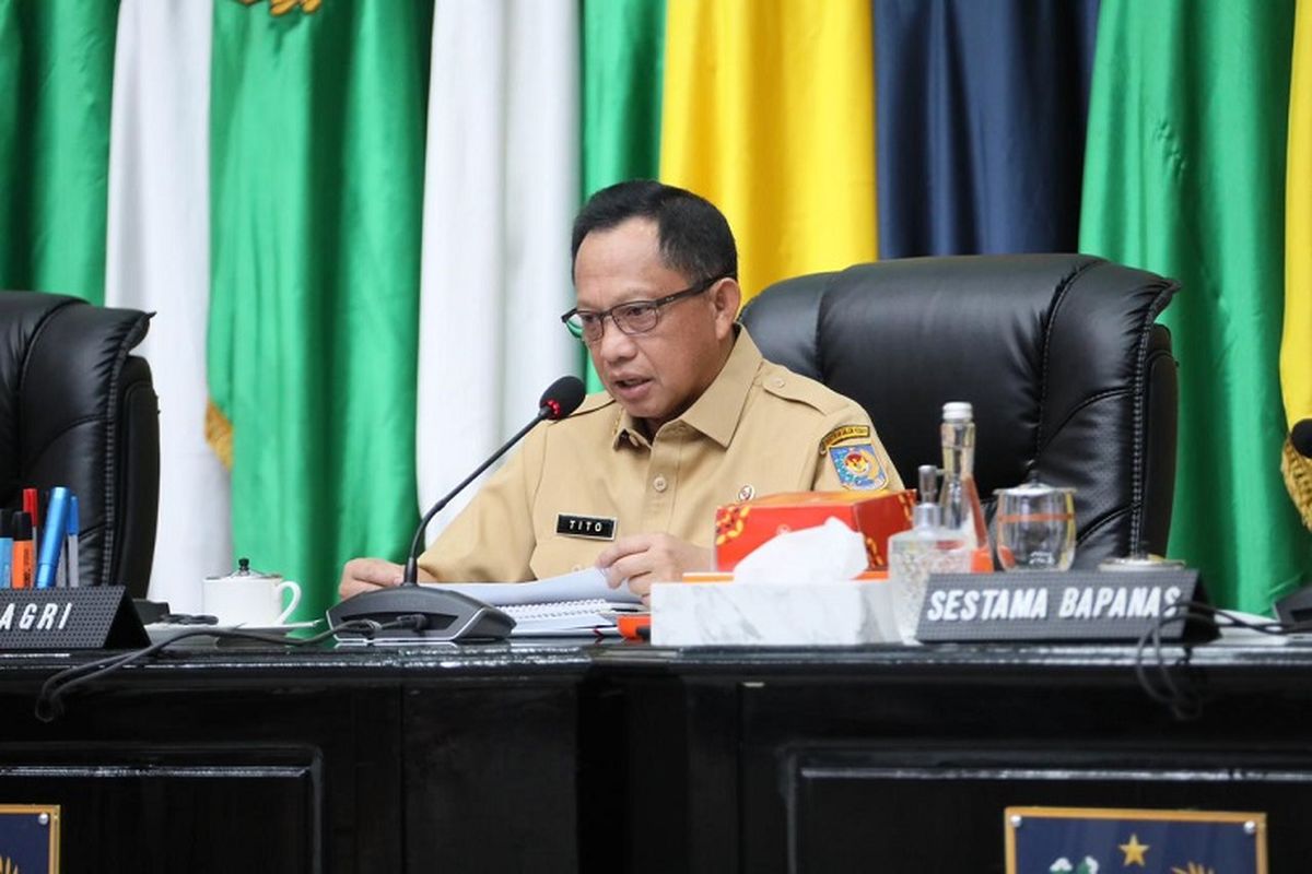 Menteri Dalam Negeri (Mendagri) Muhammad Tito Karnavian dalam Rapat Koordinasi (Rakor) Pengendalian Inflasi Daerah yang digelar di Gedung Sasana Bhakti Praja Kantor Pusat Kementerian Dalam Negeri (Kemendagri), Jakarta, Senin (17/7/2023).