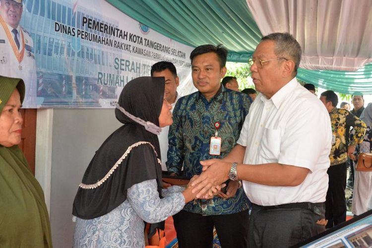 Wali Kota Tangerang Selatan Benyamin Davnie menerima ucapan terima kasih dari penerima program perbaikan RUTLH Kota Tangsel.
