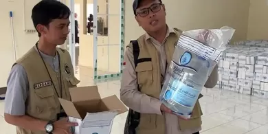 10.800 Galon Air Zamzam Jamaah Haji Embarkasi Makassar Tiba di Asrama Haji Sudiang