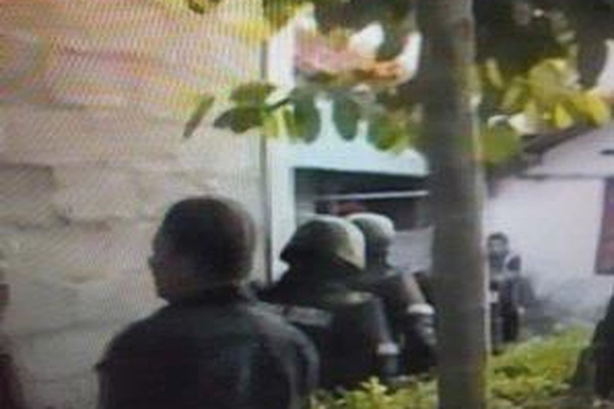 Polisi tengah melakukan penggerebakan di rumah yang diduga menjadi tempat persembunyian Noordin M Top di Dusun Beji Desa Kedu Kecamatan Kedu Kabupaten Temanggung, Jumat (7/8)  .