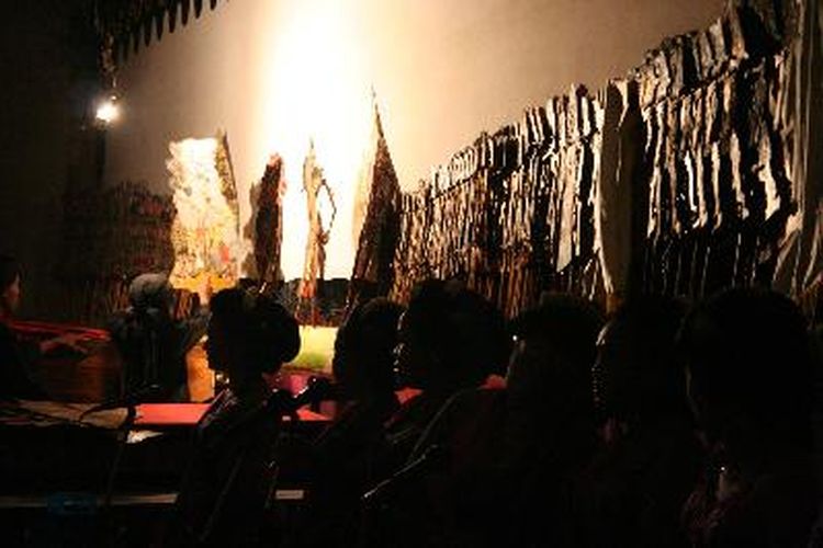 Pergelaran wayang kulit Malam Jumat Kliwonan ke-41 di Taman Budaya Raden Saleh Semarang, Kamis (23/3/2006). Teater Lingkar menyuguhkan dua dalang dari generasi berbeda. Pertama tampil Sindhunata Gesit Widiharto (10) yang menyuguhkan Sang Seno, disusul seniornya Ki Joko Edan Hadiwijoyo lewat lakon Sang Wibisono.