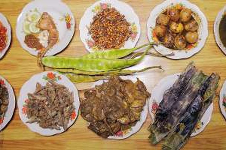 Aneka menu makanan di Warung Makan Mbak Turipah, Batang, Jawa Tengah. 