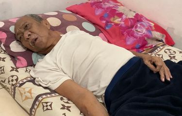 Artis peran Abdul Hamid atau yang dikenal sebagai Pak Ogah kini lebih berbaring tempat tidur di rumahnya kawasan Jatiasih, Kota Bekasi, Selasa (11/1/2021).
