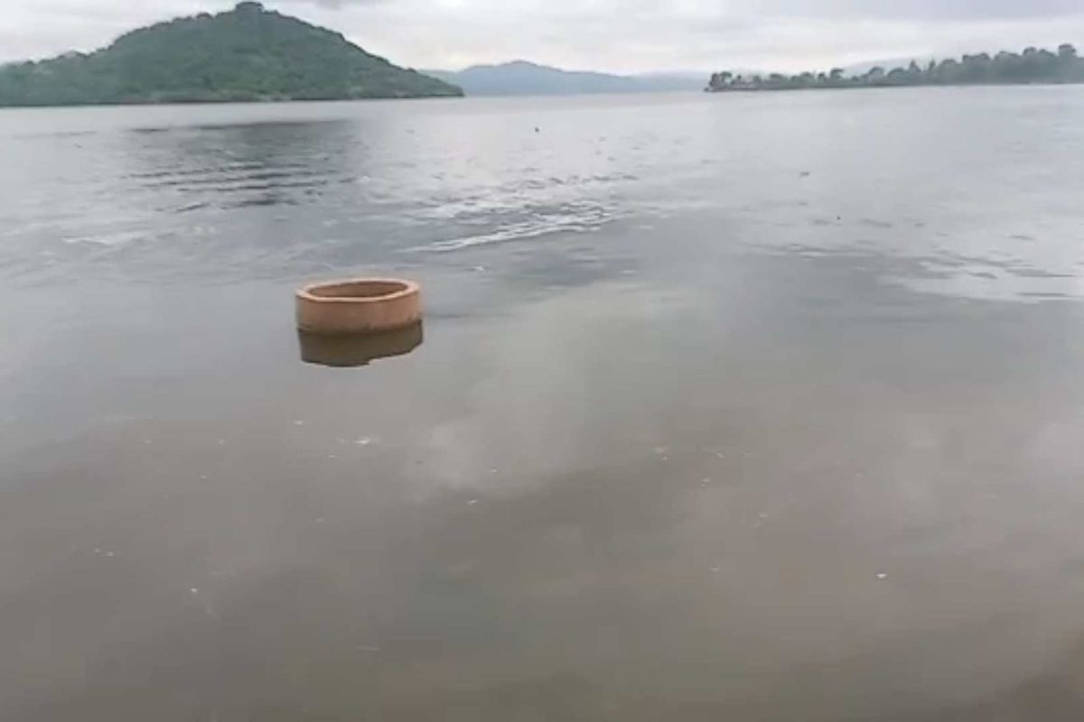 Sumur air tawar ditengah permukaan laut Teluk Bima, Selasa (7/2/2023).