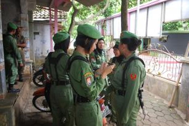 Linmas Cantik saat bertugas dalam pemilihan legislatif di Kendal, Rabu (9/4/2014).