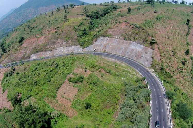 Jalan Lingkar Luar Nagreg, Bandung, Jawa Barat, difoto dari udara, Rabu (25/6/2014). Jalan Lingkar Luar Nagreg dibangun untuk mengurai kemacetan di kawasan Nagreg, terlebih pada saat arus mudik Lebaran. 