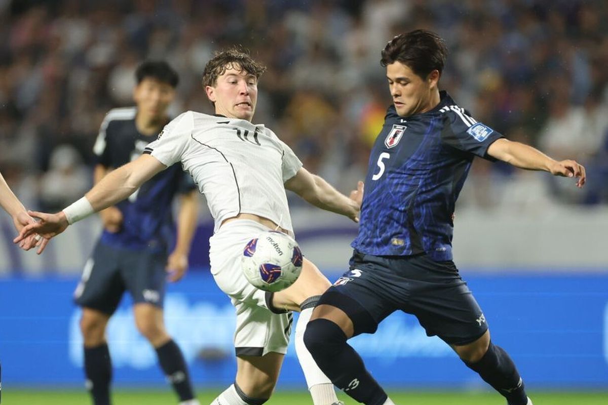 Pesepakbola Timnas Indonesia Ole Romeny (putih) melakukan duel dengan pemain Jepang Kaishu Sano pada laga Kualifikasi Piala Dunia 2026 Zona Asia, Selasa (10/6/2025) di Stadion Suita, Osaka.