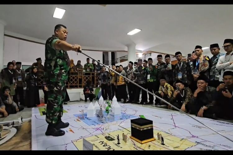 Letnan Kolonel Infanteri Surnadi saat memberikan penjelasan Tactical Floor Game di Asrama Haji Pondok Gede, Jakarta, Jumat (23/1/2026) malam.