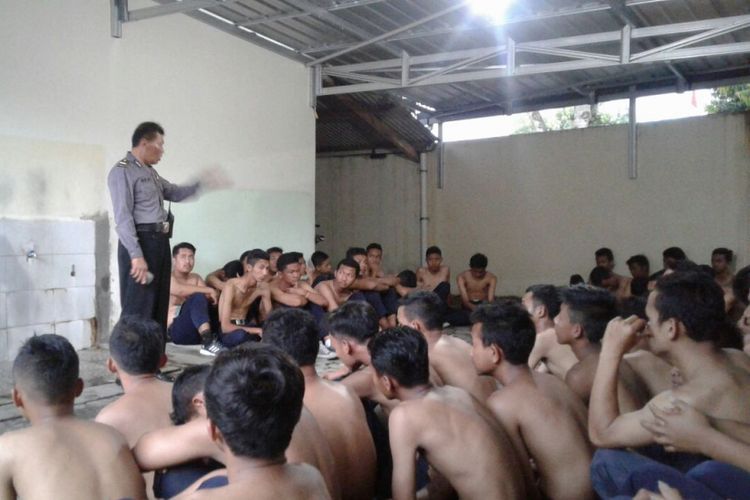Puluhan pelajar SMK di Kota Magelang digelandang ke kantor polisi karena hendak melakukan tawuran, Kamis, (28/9/2017) sore. 