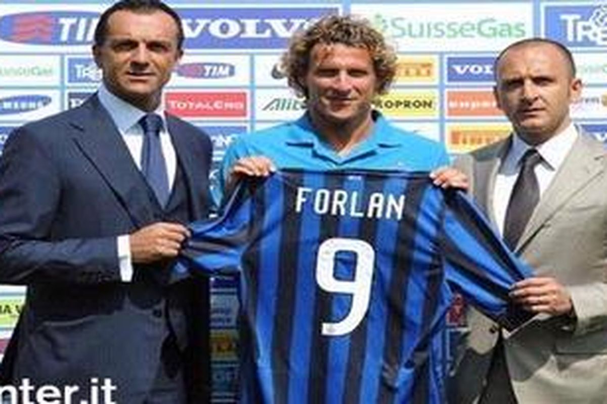 Penyerang Inter Milan, Diego Forlan. 