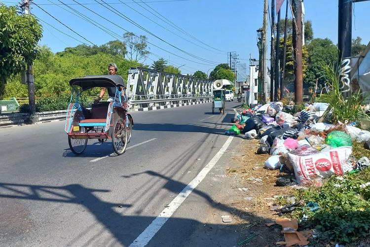 Timbunan sampah masih ditemui di pinggir jalan Kebun Raya pada hari Rabu (9/8/2023)