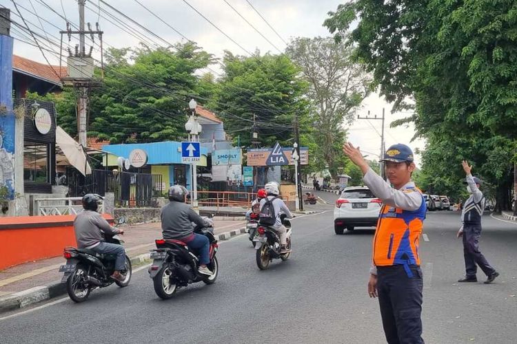 Dishub Semarang menertibkan pengalihan arus di Jalan Veteran Semarang, Jumat (18/8/2023).