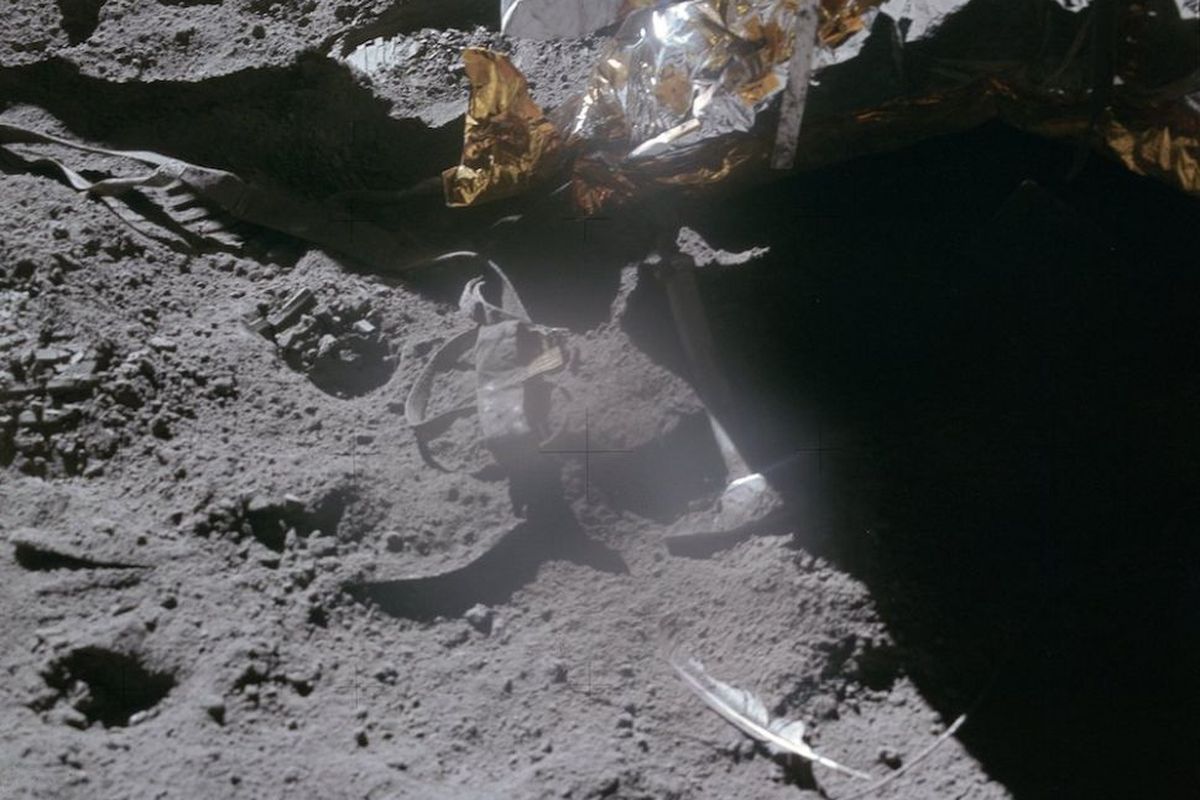 Sampah di Bulan dari pesawat luar angkasa dan wahana antariksa yang ditinggalkan. Sampah antariksa ini dinilai NASA akan berguna di masa depan saat Bulan dikunjungi manusia.