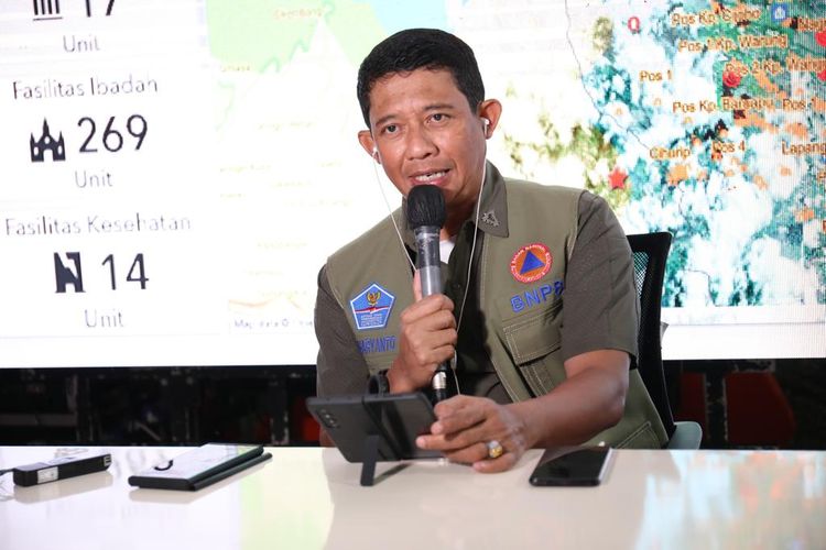 Kepala BNPB Letjen TNI Suharyanto menjelaskan gempa bumi di Garut, ketika masih berdasarkan di Posko Darurat Gempa Cianjur, Jawa Barat, Sabtu (3/12/2022). 