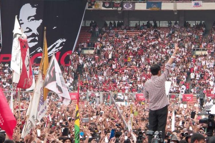 Calon presiden Joko Widodo saat berorasi di depan ribuan pendukungnya, saat acara konser Salam 2 Jari, di Stadion Gelora Bung Karno, Sabtu (5/7/2014)