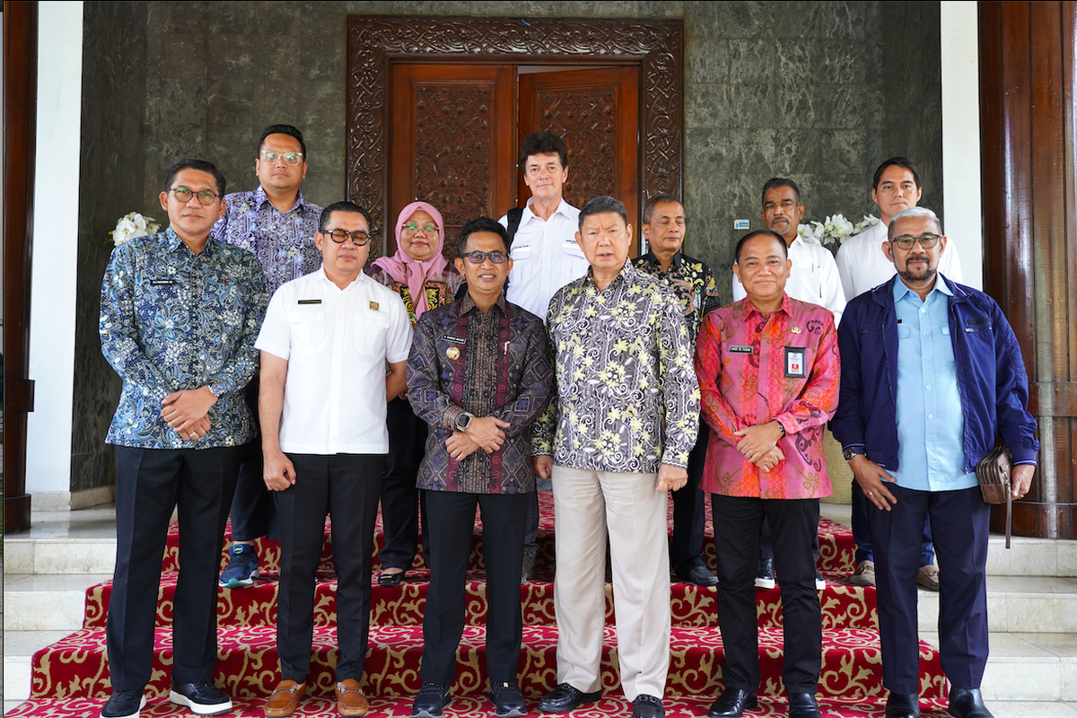 Anggota Dewan Pertimbangan Kadin sekaligus perwakilan PT Arsari Group Hashim Djojohadikusumo bertemu Wali Kota Balikpapan Rahmad Masud membahas peluang kolaborasi untuk menyelesaikan permasalahan air sekaligus membuka pintu investasi baru bagi kota ini, Kamis (10/4/2025).