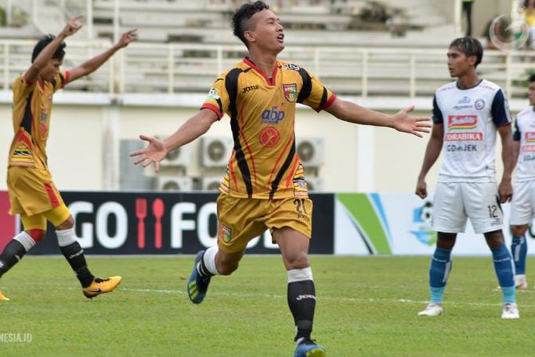 Pemain Mitra Kukar, Anindito Wahyu, melakukan selebrasi setelah berhasil mencetak gol pada laga perdana putaran kedua Liga 1 2018 melawan Arema FC di Stadion Aji Imbut, Jumat (27/7/2018).