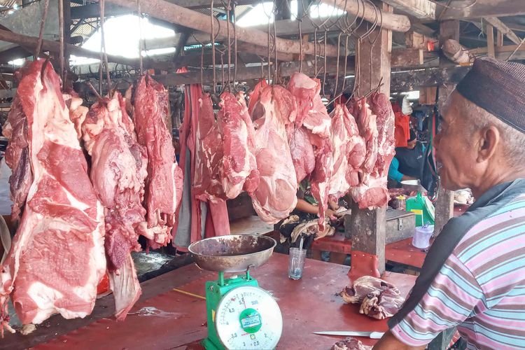 Daging sapi segar yang dijual Masrul di pasar induk pembangunan, Kota Pangkalpinang, Kepulauan Bangka Belitung, Jumat (29/4/2022).