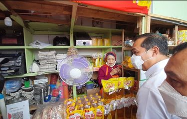Mendag bersama Bupati Purworejo saat meninjau harga minyak di pasar Purworejo
