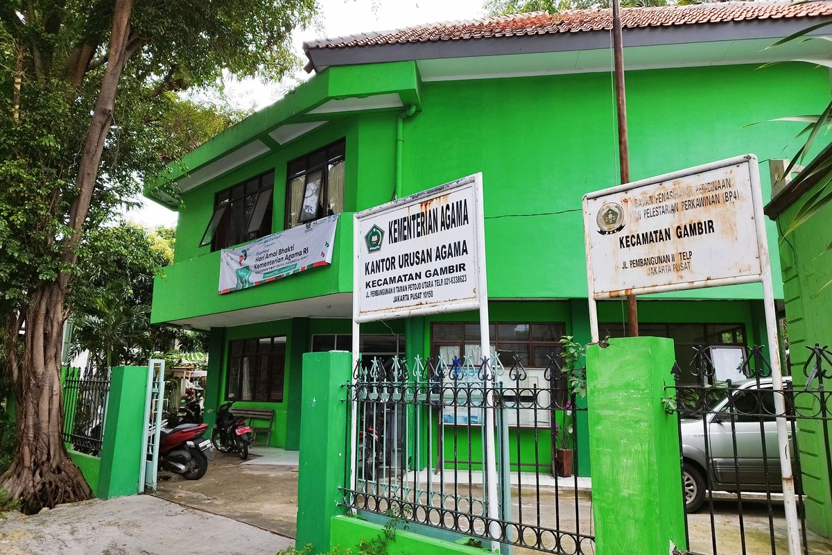 Tampak depan Kantor Urusan Agama (KUA) kecamatan Gambir, Jakarta Pusat. Calon pengantin diperbolehkan membuat syukuran kecil-kecilan di sini. (KOMPAS.com/Xena Olivia)