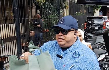 Pengacara Razman Arif Nasution membawa sekotak roti saat menjenguk artis sekaligus tersangka kasus dugaan pemerasan Nikita Mirzani yang berulang tahun ke-39 di Rutan Narkoba Polda Metro Jaya, Jakarta Pusat, Senin (17/3/2025).