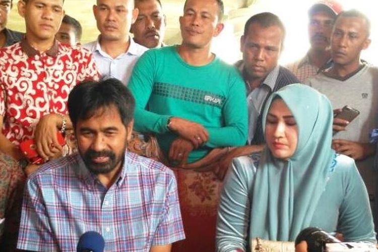 Mantan Panglima Gerakan Aceh Merdeka (GAM) Muzakkir Manaf yang juga calon gubernur Aceh memberikan keterangan pers usai memberikan hak suara di Desa Mane Kawan, Kecamatan Seunuddon, Aceh Utara, Rabu (15/2/2017)