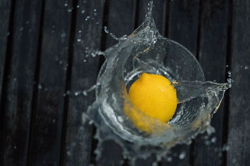 Memulai Pagi dengan Segelas Air Perasan Lemon, Ini 5 Manfaatnya