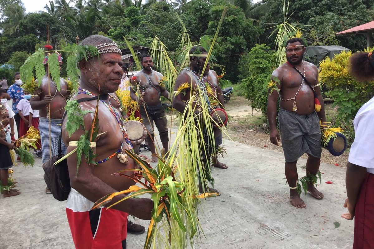 Masyarakat adat saat hendak memainkan tarian Jo sebagai tarian penjemputan di Kampung Skouw Mabo, Distrik Muara Tami, Kota Jayapura, Papua.