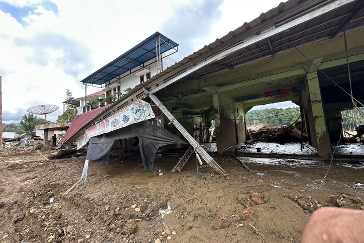 Kondisi sebagian permukiman warga di Nagari Salareh Aia Timur, Palembayan, Agam, Sumatera Barat pada Jumat (5/12/2025) masih porak poranda. Sejumlah rumah di Jorong Subarang Aia bahkan hilang tersapu banjir bandang dan tertimbun lumpur.